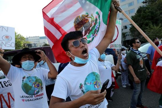 عدد من المكسيكيين يحتشدون لاستقبال رئيسهم فى واشنطن
