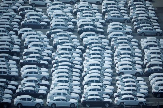 مئات السيارات المستوردة بأحد موانئ كوريا الجنوبية