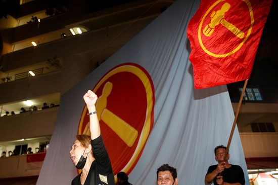 أنصار الحزب الحاكم يحتفلون فى شوارع سنغافورة بالفوز فى الانتخابات