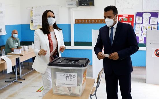 رئيس الوزراء المقدوني السابق وزعيم حزب SDSM الحاكم زوران زاييف يستعد للإدلاء بصوته