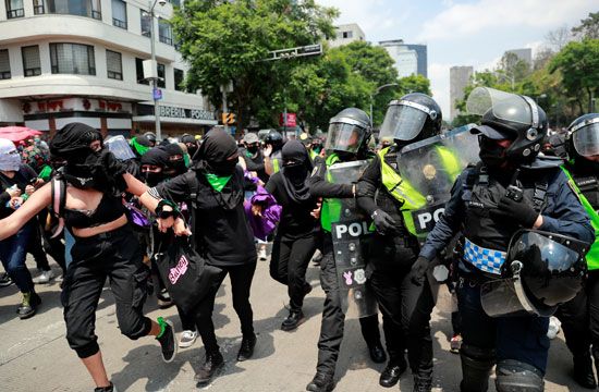 مواجهات بين الناشطات والشرطة المكسيكية