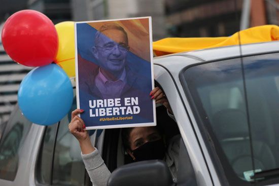 مسيرات ضد وضع رئيس كولومبيا السابق تحت الاقامة الجبرية