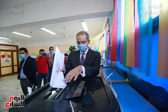 وزير الإتصالات يدلي بصوته الإنتخابي