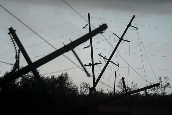 سقوط شبكة الكهرباء جراء الاعصار العنيف