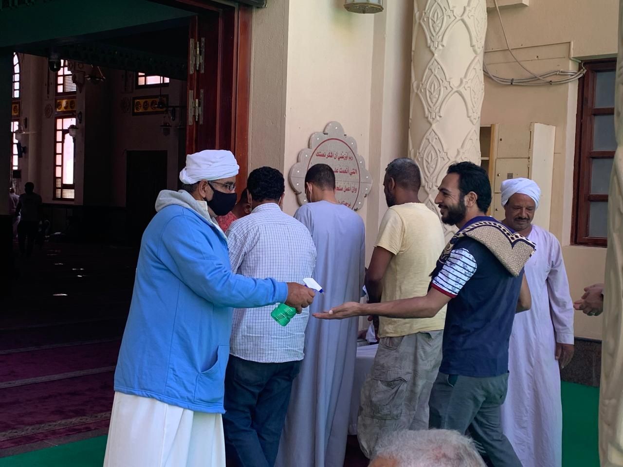 نعقيم المصلين قبل الدخول للمساجد