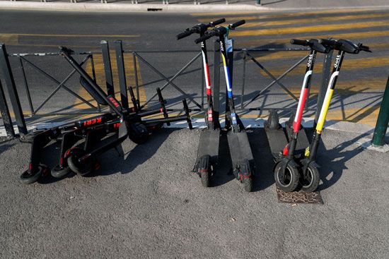 دراجات كهربائية متوقفة بالقرب من نصب فيتوريانو التذكاري في ساحة فينيسيا