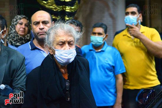 انهار الاسرة اثناء صلاة الجنازة (11) انهار الاسرة اثناء صلاة الجنازة (11)