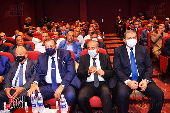الوزراء ينتظرون جثمان الراحل الوزراء ينتظرون جثمان الراحل