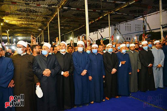 الاف المصلين يؤدون صلاة الجنازة الاف المصلين يؤدون صلاة الجنازة