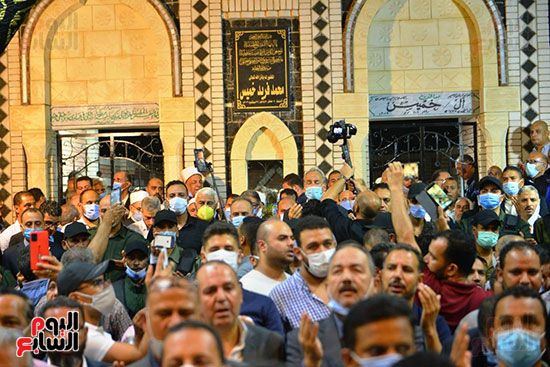 انهار الاسرة اثناء صلاة الجنازة (15) انهار الاسرة اثناء صلاة الجنازة (15)