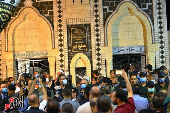 انهار الاسرة اثناء صلاة الجنازة (18) انهار الاسرة اثناء صلاة الجنازة (18)