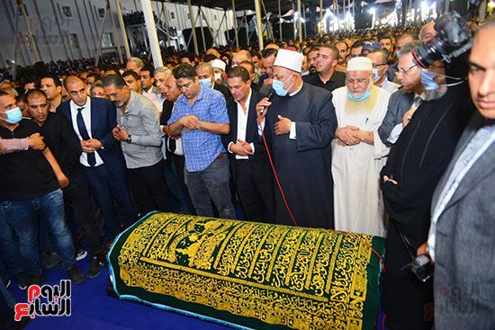 الألاف يؤدون صلاة الجنازة على محمد فريد خميس الألاف يؤدون صلاة الجنازة على محمد فريد خميس