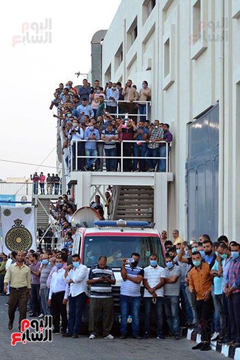 عمال مصانع فريد خميس ينتظرون وصول الجثمان