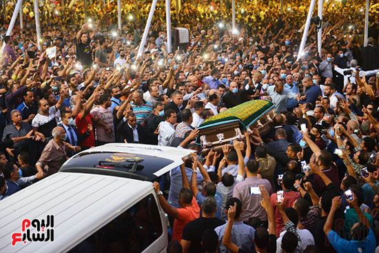 الجميع ينتظر خروج جثمان الفقيد الجميع ينتظر خروج جثمان الفقيد