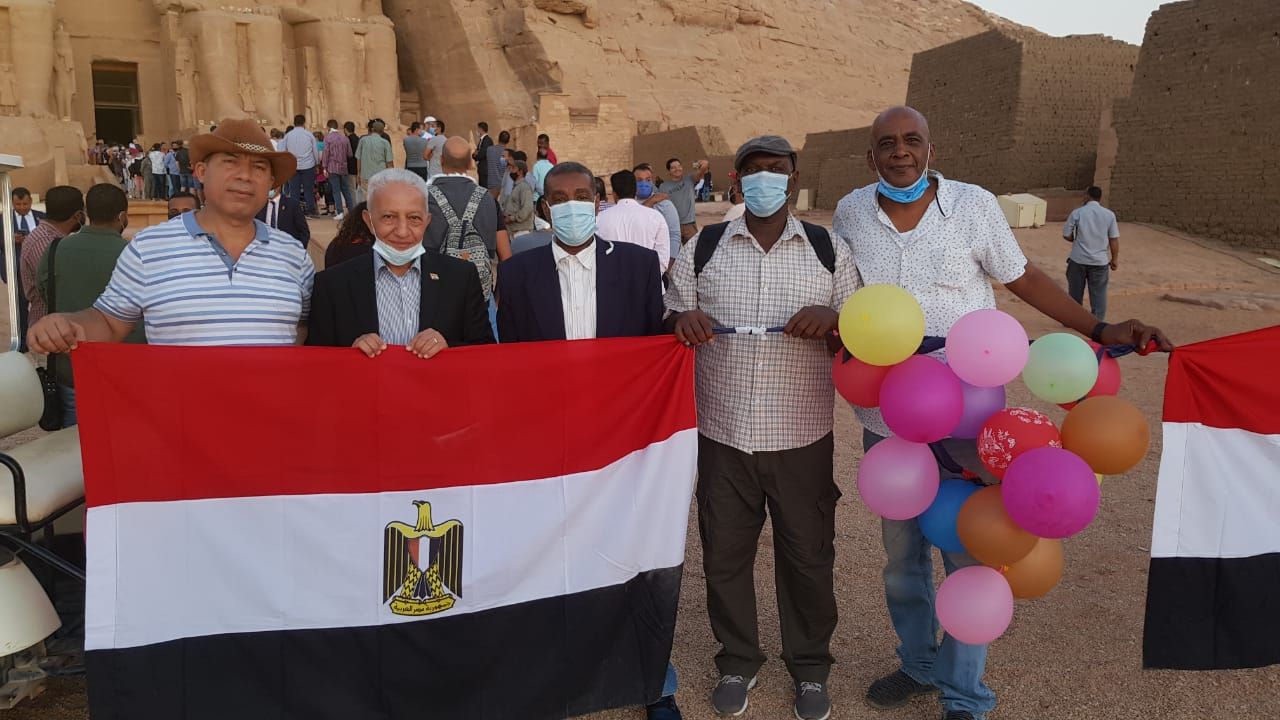 المصريون يرفعون أعلام مصر