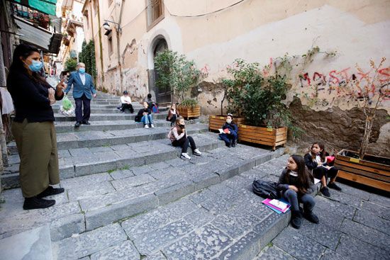 الشرفات والطرقات تحولت لفصول دراسية بإيطاليا