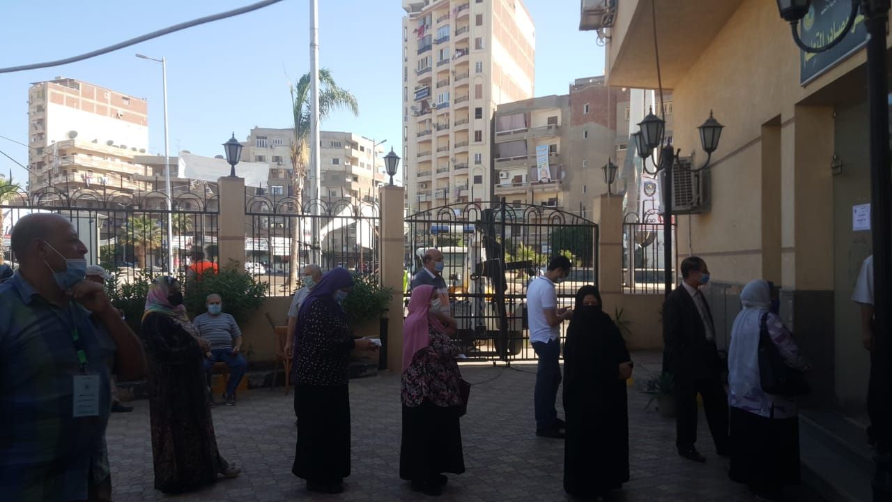 الفتيات والشباب يزينون الطوابير أمام اللجان في الساعات الأولى من التصويت بانتخابات البرلمان (1)