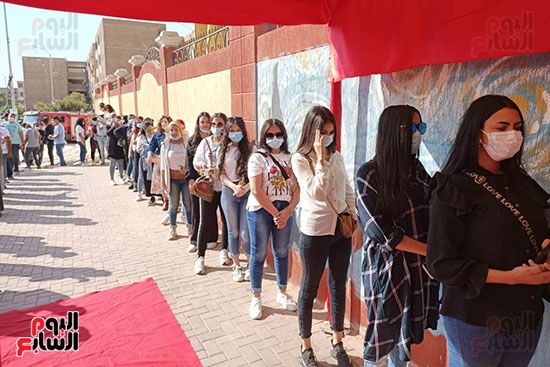 الفتيات والشباب يزينون الطوابير أمام اللجان في الساعات الأولى من التصويت بانتخابات البرلمان (4)