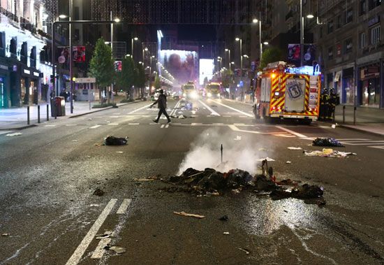 اشتباكات بين الشرطة ومحتجين على قيود كورونا فى عدة مدن إسبانية (4)