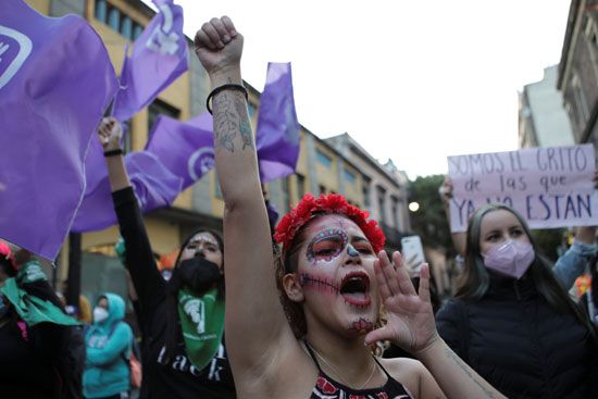 2020-11-03T000313Z_1233382786_RC2CVJ94828R_RTRMADP_3_MEXICO-DAYOFTHEDEAD-WOMEN-PROTEST