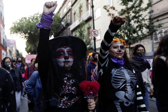 2020-11-03T001527Z_1326491041_RC2CVJ9P13C5_RTRMADP_3_MEXICO-DAYOFTHEDEAD-WOMEN-PROTEST