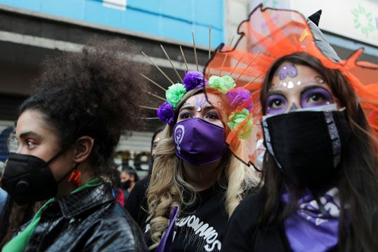 2020-11-03T001312Z_1393138018_RC2CVJ9DSQZP_RTRMADP_3_MEXICO-DAYOFTHEDEAD-WOMEN-PROTEST