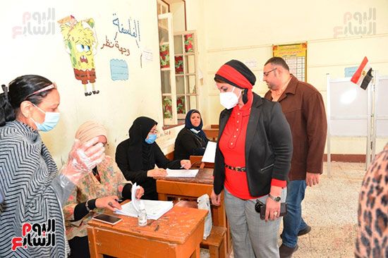 إقبال كثيف من الناخبين بجولة الإعادة بانتخابات النواب بالإسكندرية (7)