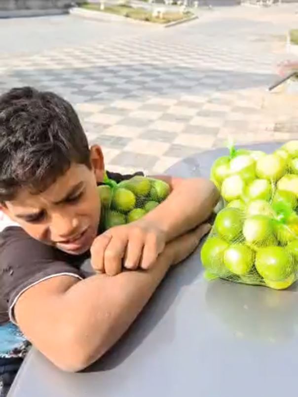 الطفل أحمد بائع الليمون