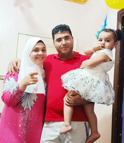 إسراء حافظ زهرة وزوجها وطفلتها  (2)