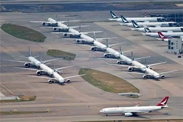 طائرات تملء المطارات بسبب جائحة كورونا