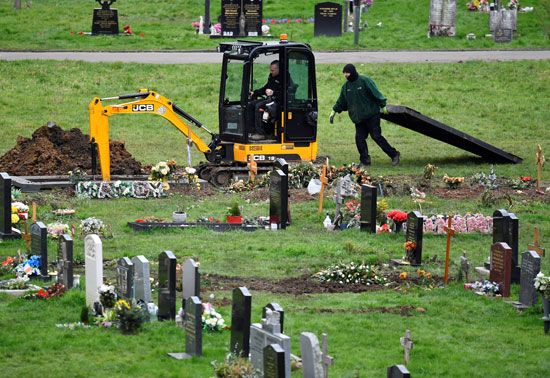 مقابر ضحايا كورونا فى بريطانيا (5)