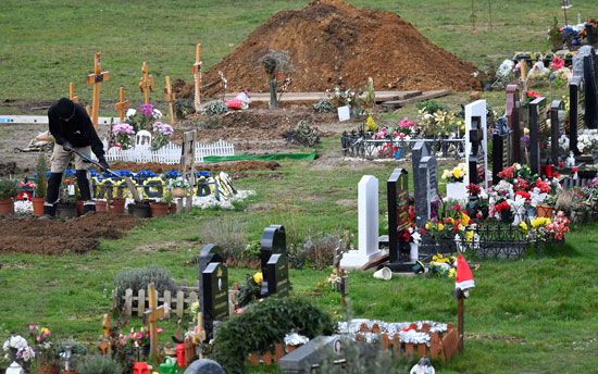 مقابر ضحايا كورونا فى بريطانيا (6)