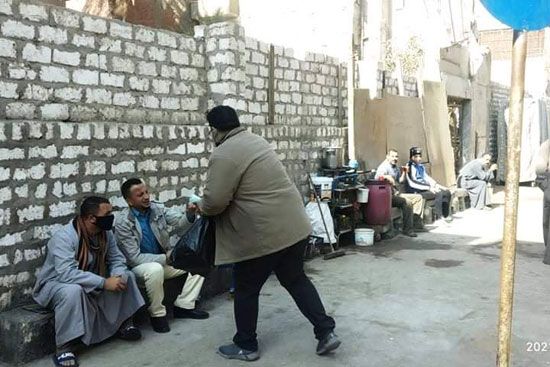 شباب ملوى فى المنيا يواجهون أزمة كورونا بتوزيع الكمامات فى الشوارع (3)