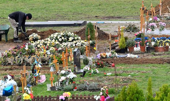 مقابر ضحايا كورونا فى بريطانيا (1)