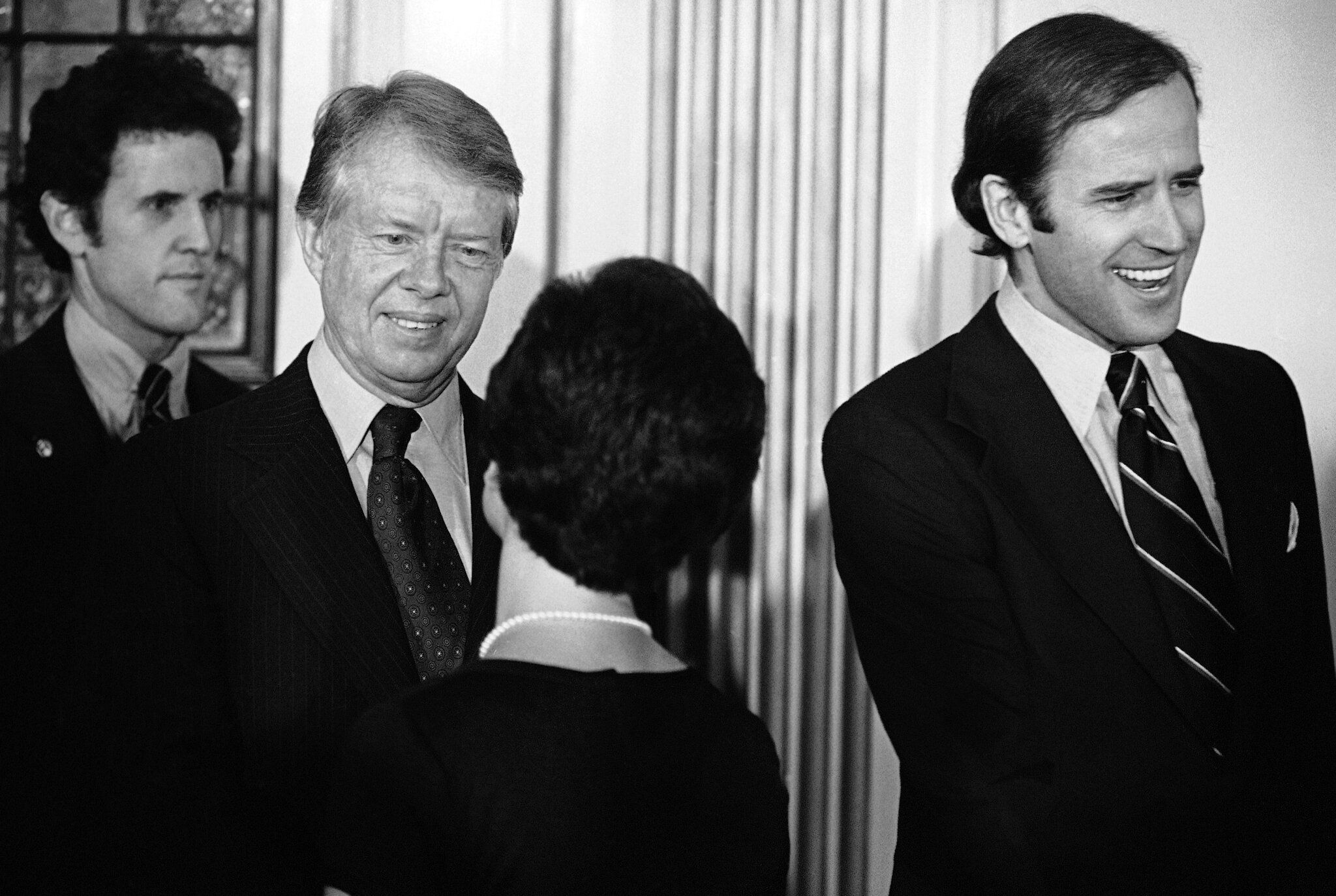 بايدن مع الرئيس جيمى كارتر عام 1987