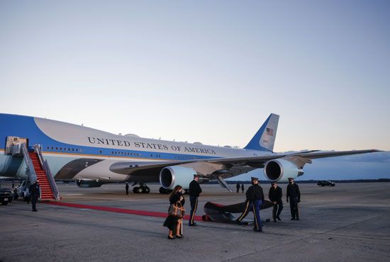 الطائرة الرئاسية تستعد لرحلة ترامب الأخيرة على متنها