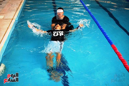 البطل الأقصرى أسامة أحمد يتدرب على السباحة للوصول لحلم العالمية (10)