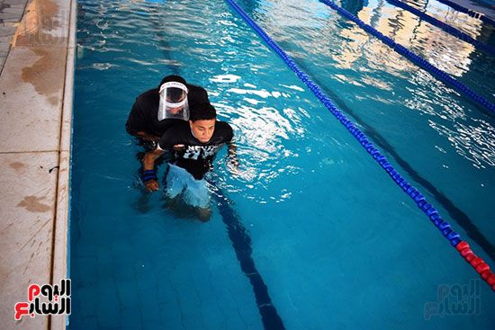 البطل الأقصرى أسامة أحمد يتدرب على السباحة للوصول لحلم العالمية (15)