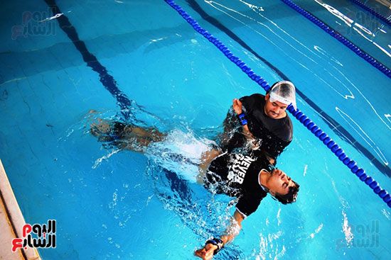 البطل الأقصرى أسامة أحمد يتدرب على السباحة للوصول لحلم العالمية (14)