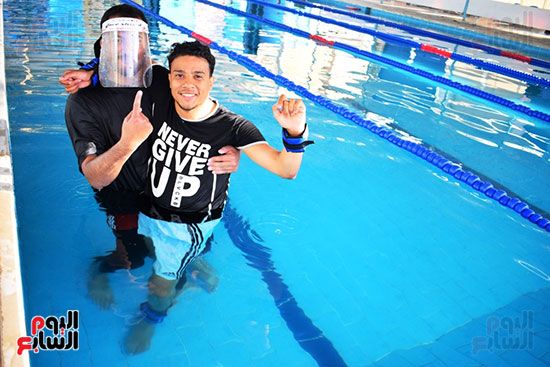 البطل الأقصرى أسامة أحمد يتدرب على السباحة للوصول لحلم العالمية (1)