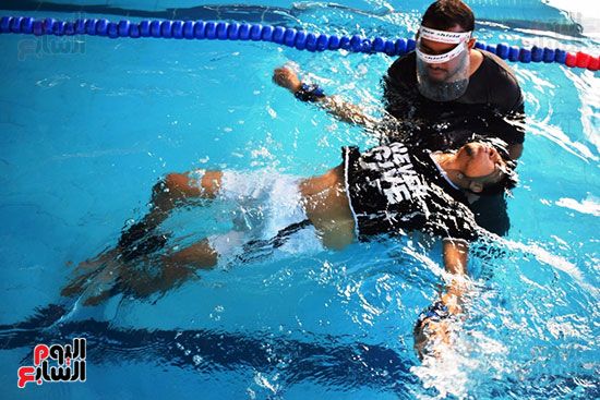 البطل الأقصرى أسامة أحمد يتدرب على السباحة للوصول لحلم العالمية (7)