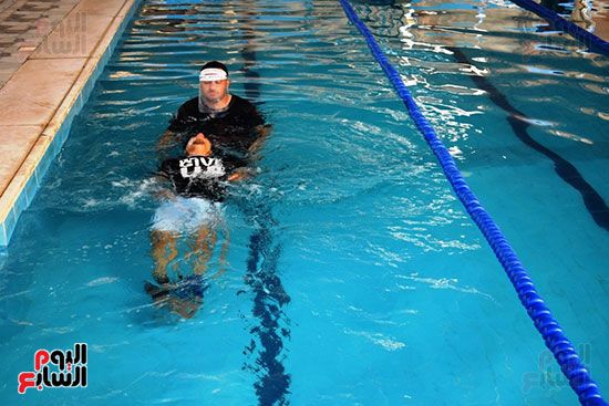 البطل الأقصرى أسامة أحمد يتدرب على السباحة للوصول لحلم العالمية (19)