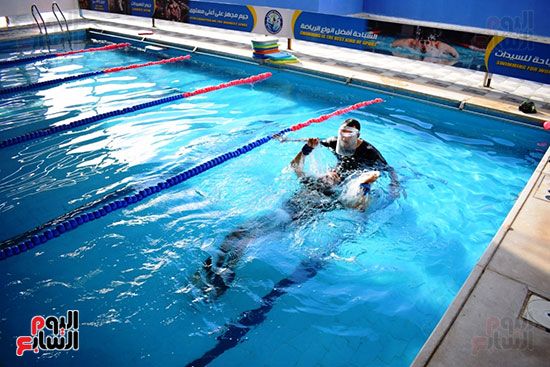 البطل الأقصرى أسامة أحمد يتدرب على السباحة للوصول لحلم العالمية (8)