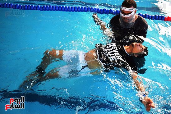 البطل الأقصرى أسامة أحمد يتدرب على السباحة للوصول لحلم العالمية (3)