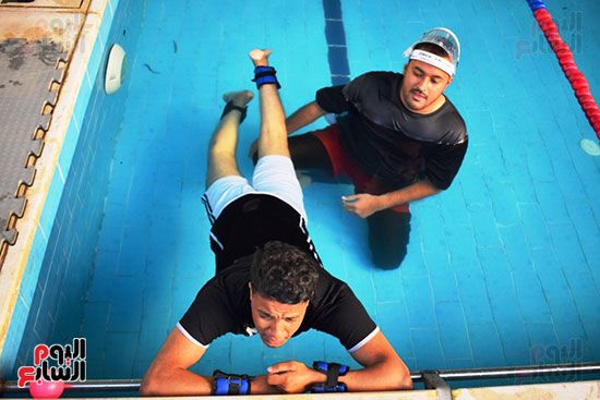 البطل الأقصرى أسامة أحمد يتدرب على السباحة للوصول لحلم العالمية (20)