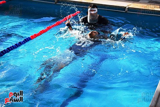 البطل الأقصرى أسامة أحمد يتدرب على السباحة للوصول لحلم العالمية (16)