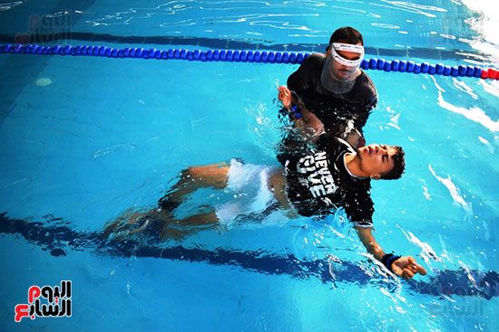 البطل الأقصرى أسامة أحمد يتدرب على السباحة للوصول لحلم العالمية (18)