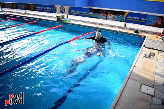البطل الأقصرى أسامة أحمد يتدرب على السباحة للوصول لحلم العالمية (2)