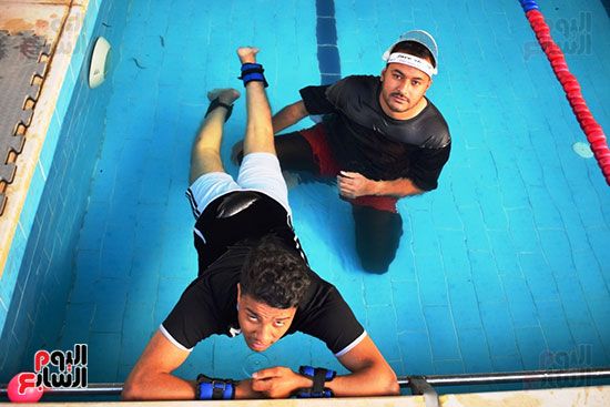 البطل الأقصرى أسامة أحمد يتدرب على السباحة للوصول لحلم العالمية (9)