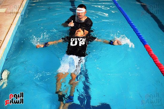 البطل الأقصرى أسامة أحمد يتدرب على السباحة للوصول لحلم العالمية (6)
